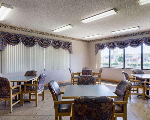 Econo Lodge Grenada image 33